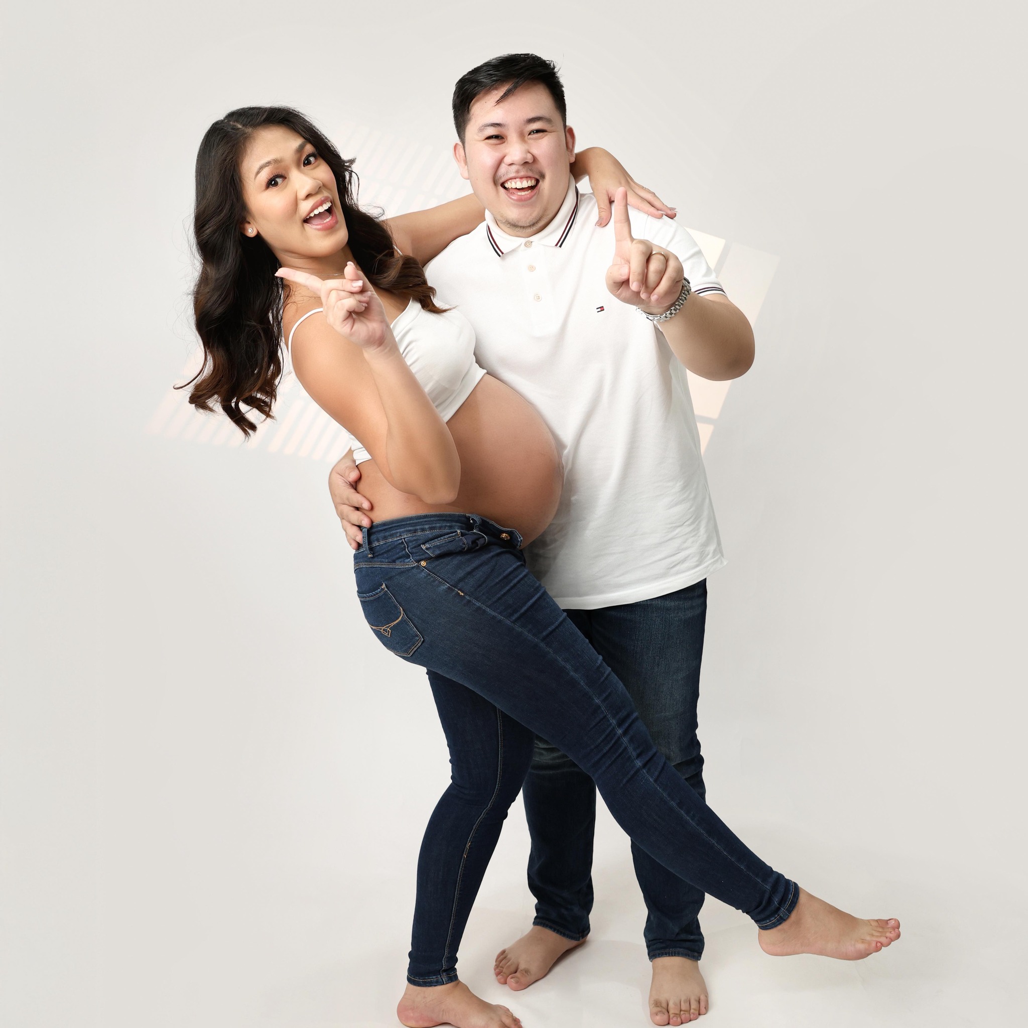 COUPLE WITH PREGNANT WIFE 